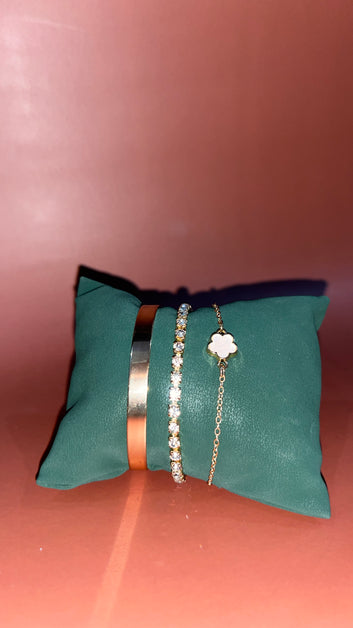 White flower set